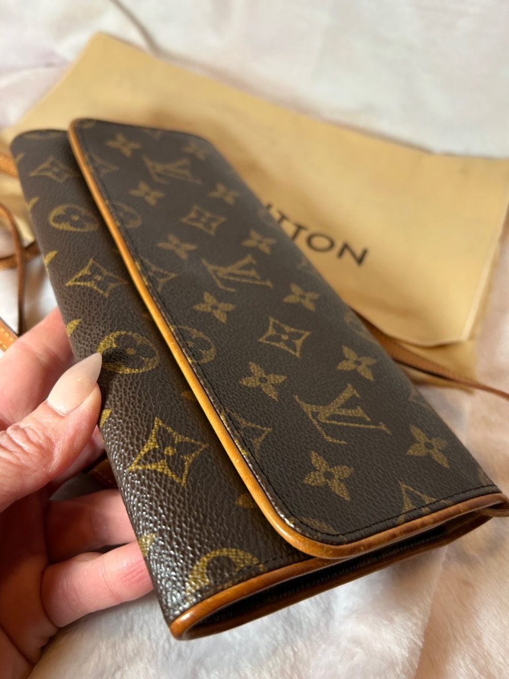 381. Louis Vuitton Monogram Pochette Twin GM w/coa - Picture 6 of 13